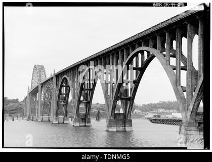 Blick von Südwesten - Yaquina Bay Bridge überspannt Yaquina Bay an der Oregon Coast Highway, Newport, Lincoln County, ODER Stockfoto