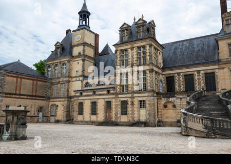 Im Innenhof des Château de Fontainebleau, Seine-et-Marne, Region Île-de-France, Frankreich Stockfoto