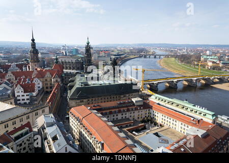 Luftbild der Dresdner Kathedrale der Heiligen Dreifaltigkeit mit Augustus Brücke über die Elbe in Dresden, Deutschland, sonniger Frühlingstag Stockfoto