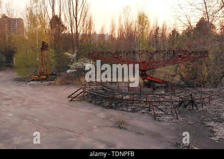 Sperrzone in der Nähe von Tschernobyl. Rusty Karussell im Vergnügungspark der Stadt Pripyat, Verlassenen verlassenen Stadt nach einer nuklearen di Stockfoto