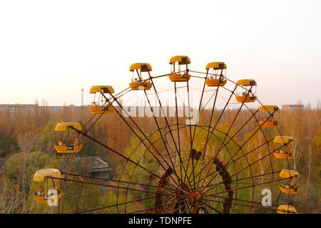 Riesenrad in der Stadt Pripyat bei Sonnenuntergang. Apokalyptische Stadt Pripyat nach einer nuklearen Explosion in einem Kernkraftwerk. Rusty Karussell in Stockfoto