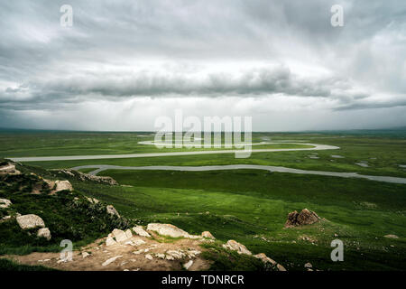 Am 90 fotografiert - acht Biegungen in Bayinbrook, Xinjiang, die bewölkten Tag rainstormed und nicht bis zum Sonnenuntergang, aber es gab eine Runde fliegende Untertasse - wie Cloud am Vorabend des Sturms. Stockfoto