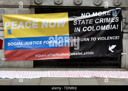 Große banner außerhalb Gibson Hall während des Protestes gesehen. Die Demonstranten versammelten sich vor Gibson Halle gegen kolumbianische Präsident Ivan Duque Besuch in London zu protestieren. Sie sind an die kolumbianischen rechten Regierung und der mangelnde Schutz der kolumbianischen Gesellschaft, die systematisch in Kolumbien in den letzten Jahren getötet wurden. Sie fordern Schutz für die Gesellschaft und die Umsetzung der Friedensabkommen mit den demobilisierten FARC. Demonstranten platziert eine 50 m lange Banner auf dem Bürgersteig außerhalb Gibson Hall mit den Namen von mehr als 700 sozialen Führer, die haben werden. Stockfoto