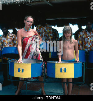 Deutsche Fernsehmoderatorin, Programmsprecherin, Plant und ehemalige Miss World Petra Schürmann trommelt mit Einheimischen und Ihrer Tochter Alexandra Freund im Urlaub sterben, Ca. 1978. Die deutsche TV-Moderator, Sprecher, Schauspielerin und ehemalige Miss World Petra Schürmann Drums mit Einheimischen und ihre Tochter Alexandra Freund auf Urlaub, Ca. 1978. Stockfoto