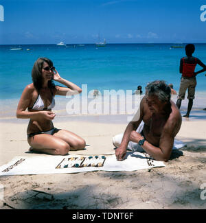 Die deutsche Fernsehmoderatorin, Programmsprecherin, Plant und ehemalige Miss World Petra Schürmann spielt mit Ihrem Partner Gerhard Freund am Strand Backgammon, Ca. 1978. Die deutsche TV-Moderatorin, Programm Ansager, Schauspielerin und ehemalige Miss World Petra Schürmann spielt Backgammon mit ihrem Partner Gerhard Freund am Strand um 1978. Stockfoto