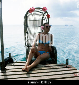 Die deutsche Fernsehmoderatorin, Programmsprecherin, Plant und ehemalige Miss World Petra Schürmann posiert im Bikini auf einem Steg am Meer, Ca. 1978. Die deutsche TV-Moderatorin, Programm Ansager, Schauspielerin und ehemalige Miss World Petra Schürmann stellt in einem Bikini auf einem Steg am Meer, Ca. 1978. Stockfoto