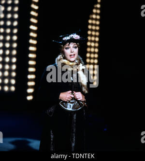 Deutsche Plant und Sängerin Barbara Schöne bei einem Auftritt, Deutschland sterben kann. 1979. Die deutsche Schauspielerin und Sängerin Barbara Schöne bei einer Performance, Deutschland Ca. 1979. Stockfoto