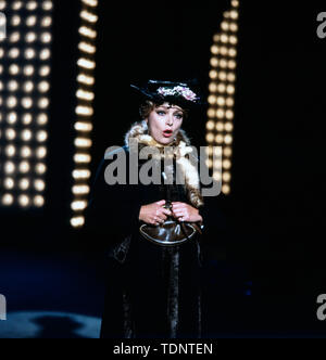 Deutsche Plant und Sängerin Barbara Schöne bei einem Auftritt, Deutschland sterben kann. 1979. Die deutsche Schauspielerin und Sängerin Barbara Schöne bei einer Performance, Deutschland Ca. 1979. Stockfoto