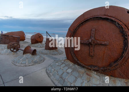 Punta Arenas Pier naval teilen auf in der Nähe vom Strand gefunden Stockfoto