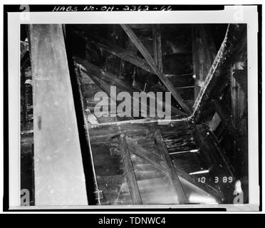 Fotokopie des Foto (von der Planung Ressourcen Datei, 3. Oktober 1989) GLOCKE GLOCKENTURM FACHWERKBALKEN, NE ECKE - Crestline Rathaus, Bucyrus und Thoman Straßen, Crestline, Crawford County, OH Stockfoto