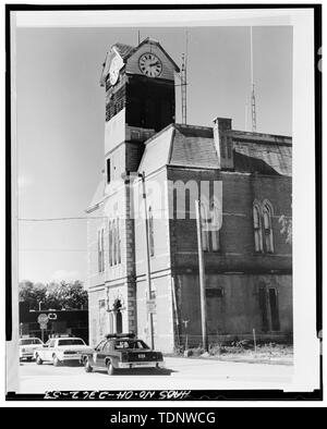 Fotokopie des Foto (von der Planung Ressourcen Datei, 3. Oktober 1989) Clock Tower, SE-Ecke, UNMITTELBAR VOR DEM ABRISS - Crestline Rathaus, Bucyrus und Thoman Straßen, Crestline, Crawford County, OH Stockfoto