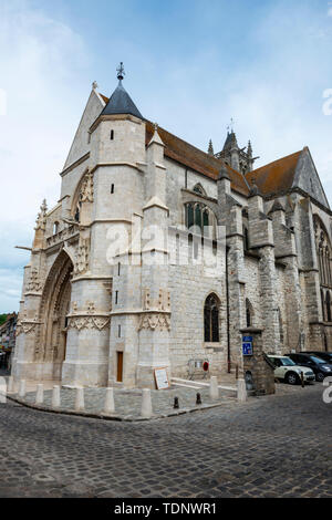 Außenansicht der Eglise Notre-Dame in Moret-sur-Loing, Seine-et-Marne, Region Île-de-France, Frankreich Stockfoto
