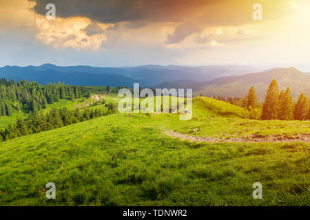 Erstaunliche Landschaft im Naturpark Bucegi, Rumänien mit spektakulären Himmel Stockfoto