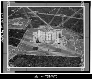 Fotokopie des Foto LUFTBILD nach Nordwesten, ALLGEMEINE ANSICHT VON KOMPLEXEN, 16. April 1973. - Cape Canaveral Air Station, Launch Complex 17, East End von Lighthouse Road, Cape Canaveral, Brevard County, FL Stockfoto