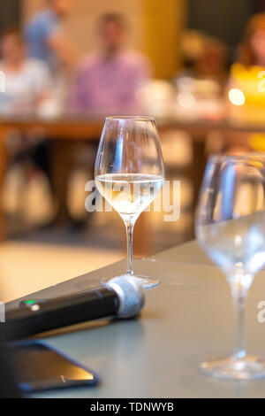 Weiß Weingläser in der Nähe des Mikrofons auf dem Tisch in einem Konferenzraum. Weinprobe Stockfoto