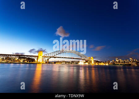 Stadtlandschaft von Sydney bei Nacht fallen Stockfoto