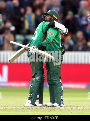 In Bangladesch Shakib Al Hasan (links) und das Feiern Liton Gewinnen der ICC Cricket World Cup group Phase Match am Boden, Taunton Taunton County. Stockfoto