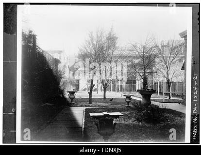 Die fotokopie einer Ca. 1890 Foto zeigt einen Blick auf die angelegten HINTEREN HOF UND DER CARRIAGE HOUSE UND STABIL IM HINTERGRUND. Bei der Belegung von Dr. und Frau Erwin Agnew fotografiert. Für die letztere Gebäude, siehe HABS NR. PA-1524-A-Wehren Haus, Arch Street 1921, Philadelphia, Philadelphia County, PA Stockfoto