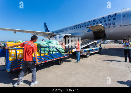 Southern Airlines, Ground Crew Transport von Gepäck. Stockfoto