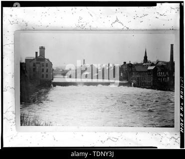 Die fotokopie einer Foto (original Drucken in der Sammlung des Claremont historische Gesellschaft) Ca. 1885, Fotograf unbekannt BLICK AUF DEN ZUCKER RIVER NACH WESTEN. Die MAYNARD SCHUH UNTERNEHMEN IST AUF DER LINKEN SEITE, UND DAS CLAREMONT MANUFACTURING COMPANY AUF DER RECHTEN SEITE - Claremont Dorf Industriegebiet, Zwischen B, Claremont, Sullivan County, NH Stockfoto