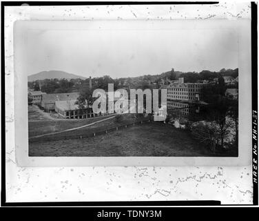 Die fotokopie einer Foto (original Drucken in der Sammlung des Claremont historische Gesellschaft) Ca. 1890, Fotograf unbekannt Ansicht von CLAREMONT NACH OSTEN. CLAREMONT MANUFACTURING COMPANY IST AUF DER LINKEN SEITE, MAYNARD SCHUH UNTERNEHMEN N DER RECHTEN Claremont Dorf Industriegebiet, Zwischen B, Claremont, Sullivan County, NH Stockfoto