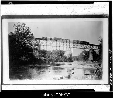 Die fotokopie einer Foto (original Drucken in der Sammlung des Claremont historische Gesellschaft) Nr. Datum, Fotograf unbekannt BLICK AUF EINE DOPPELTE KREUZUNG WARREN DECK TRUSS EISENBAHNBRÜCKE mit SUBVERTICALS. Diese Brücke können NEBEN DEN AKTUELLEN HAUPTSTRASSE AUTOBAHNBRÜCKE - Claremont Dorf Industriegebiet, Zwischen B, Claremont, Sullivan County, NH. Stockfoto