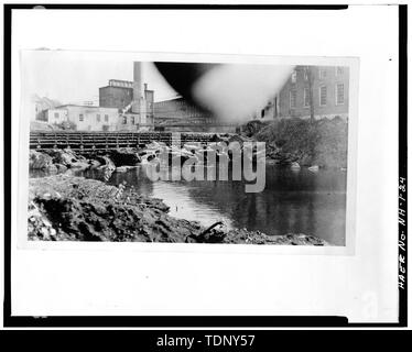 Die fotokopie einer Foto (original Drucken in der Sammlung des New-hampshire Water Resources Board, Concord, New Hampshire) 1927, Fotograf unbekannt 2 3-8 X 4" negative SICHT DER ALTEN HOLZ Krippe-damm, BLICK NACH OSTEN VON DER NORTH BANK - Claremont Dorf Industriegebiet, Zwischen B, Claremont, Sullivan County, NH Stockfoto