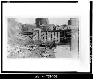 Die fotokopie einer Foto (original Drucken in der Sammlung des New-hampshire Water Resources Board, Concord, New Hampshire) 1927, Fotograf unbekannt 2 3-8 X 4" negative SICHT DER NÖRDLICHEN ENDE DER ALTEN HOLZ DAM DAM SITE Nr. 3 - Claremont Dorf Industriegebiet, Zwischen B, Claremont, Sullivan County, NH Stockfoto