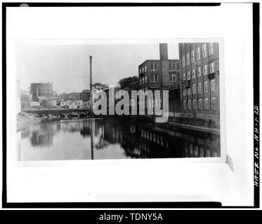 Die fotokopie einer Foto (original Drucken in der Sammlung des New-hampshire Water Resources Board, Concord, New Hampshire) 1927, Fotograf unbekannt 2 3-8 X 4" negative ALLGEMEINE ANSICHT DER TEICH VON DAM Nr. 4. Das alte Holz Krippe-damm Nr. 3 IST SICHTBAR IM HINTERGRUND - Claremont Dorf Industriegebiet, Zwischen B, Claremont, Sullivan County, NH Stockfoto