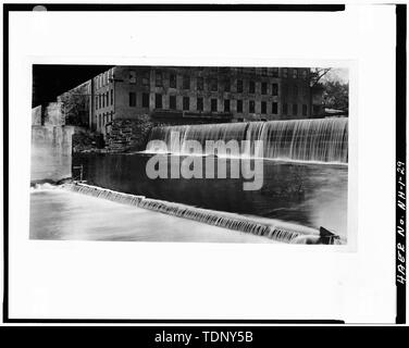 Die fotokopie einer Foto (original Drucken in der Sammlung des New-hampshire Water Resources Board, Concord, New Hampshire) 1927, Fotograf unbekannt 2 3-8 X 4" negative SICHT AUF DIE HINTERE SEITE DES DAM Nr. 4, VON UNTEN, der überdachte Fußgängerbrücke. Das GEBÄUDE IM HINTERGRUND IST SEITDEM abgerissen. - Claremont Dorf Industriegebiet, Zwischen B, Claremont, Sullivan County, NH Stockfoto