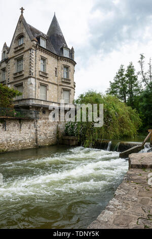 Wehr am Fluss Loing in Moret-sur-Loing, Seine-et-Marne, Region Île-de-France, Frankreich Stockfoto