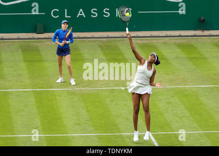 Venus Williams der USA und Großbritanniens Harriet Dart im Doppel bei den Frauen während der Tag drei der Natur Tal Klassiker an Priorat Club Edgbaston, Birmingham. Stockfoto