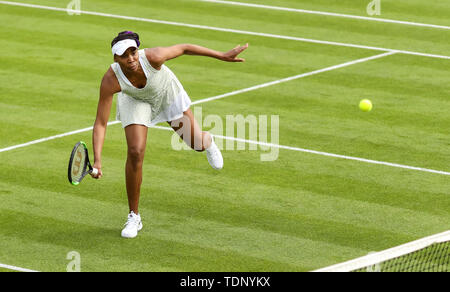 Venus Williams der USA und Großbritanniens Harriet Dart im Doppel bei den Frauen während der Tag drei der Natur Tal Klassiker an Priorat Club Edgbaston, Birmingham. Stockfoto