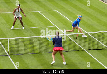 Venus Williams der USA und Großbritanniens Harriet Dart im Doppel bei den Frauen während der Tag drei der Natur Tal Klassiker an Priorat Club Edgbaston, Birmingham. Stockfoto