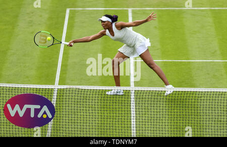 Venus Williams der USA und Großbritanniens Harriet Dart im Doppel bei den Frauen während der Tag drei der Natur Tal Klassiker an Priorat Club Edgbaston, Birmingham. Stockfoto