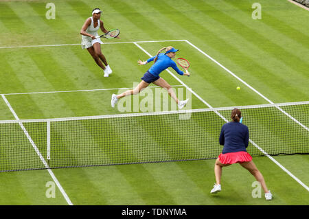 Venus Williams der USA und Großbritanniens Harriet Dart im Doppel bei den Frauen während der Tag drei der Natur Tal Klassiker an Priorat Club Edgbaston, Birmingham. Stockfoto