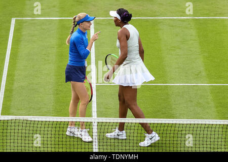 Venus Williams der USA und Großbritanniens Harriet Dart im Doppel bei den Frauen während der Tag drei der Natur Tal Klassiker an Priorat Club Edgbaston, Birmingham. Stockfoto