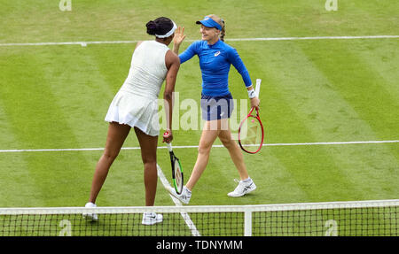 Venus Williams der USA und Großbritanniens Harriet Dart im Doppel bei den Frauen während der Tag drei der Natur Tal Klassiker an Priorat Club Edgbaston, Birmingham. Stockfoto