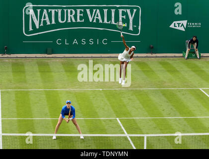 Venus Williams der USA und Großbritanniens Harriet Dart im Doppel bei den Frauen während der Tag drei der Natur Tal Klassiker an Priorat Club Edgbaston, Birmingham. Stockfoto