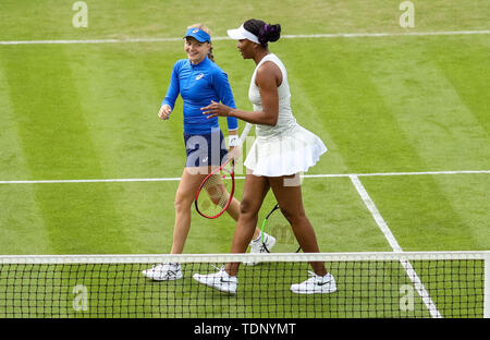 Venus Williams der USA und Großbritanniens Harriet Dart im Doppel bei den Frauen während der Tag drei der Natur Tal Klassiker an Priorat Club Edgbaston, Birmingham. Stockfoto