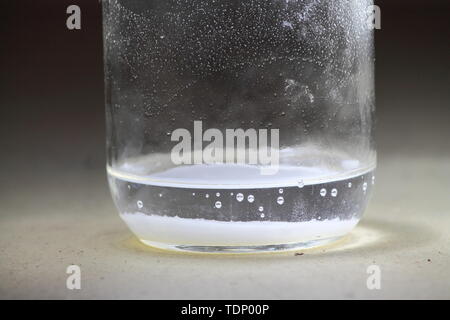 Nahaufnahme einer Essig und Backpulver Reaktion in der Unterseite von einem Glas geschieht Stockfoto