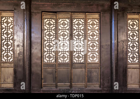 Chinesische klassische Türen und Fenster der alten Häuser, fotografiert an der Cao Familie Mittel in Taigu, Provinz Shanxi (Sanduotang) Stockfoto