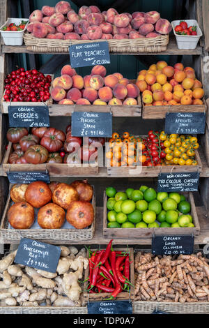 Bio-obst für Verkauf bei Daylesford Organic Farm Shop Sommer Festival. Daylesford, Cotswolds, Gloucestershire, England Stockfoto