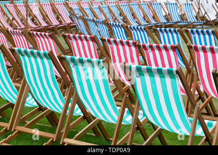 Gestreifte grüne, rote und blaue Liegestühle an einem flower show. Großbritannien Stockfoto