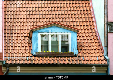 Dachboden Fenster auf dem Dach der roten Dachziegeln in der Altstadt von Riga. Vom Fenster aus der Serie der Welt. Stockfoto