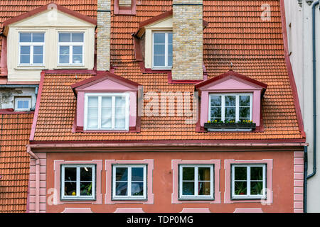 Blick auf das Dach des roten Fliesen mit Dachböden in der Altstadt von Riga. Stockfoto