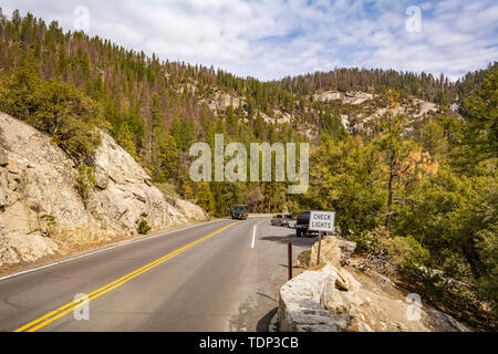 Yosemite National Park, USA - April 1, 2019: Kontrolle leuchtet auf der Straße in den Yosemite National Park. California, United States. Stockfoto