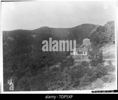 Fotokopiert 1973 original von Albert M. Stiles, Jr., Parkersburg, WV, 1907 besessen. Vulkan SCHOOL HOUSE, ICH. Kirche IM WALD AUF DER LINKEN SEITE. - Westen Oil Company endlose Kabel Pumpstation, U.S. Route 50 (Vulkan Nähe), Petroleum, Ritchie County, WV; Stiles, W C Stockfoto