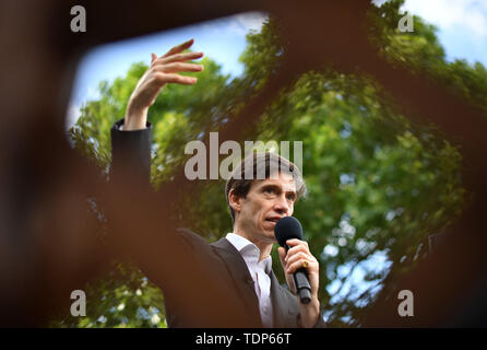 Konservative Partei Führung Kämpfer Rory Stewart in einer Rede auf der Kundgebung an der Abstimmung Underbelly Festival Garten auf der South Bank in London. Stockfoto