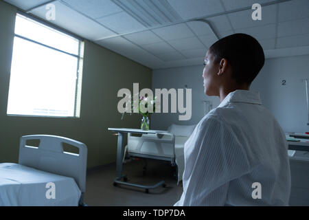 Weibliche Patienten sitzen auf dem Bett in der Gemeinde Stockfoto
